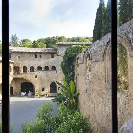 La Badia Di מלון 4*